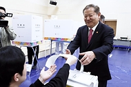이상민 행정안전부 장관이 5일 서울시 종로구 청운효자동 장애인복지관에 마련된 사전투표소에서 제22대 국회의원 선거 투표를 위해 투표용지를 받고 있다.