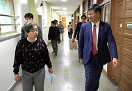 이기일 보건복지부 제1차관이 4일 경기도 안산시 선일초등학교를 방문해 둘러보고 있다.