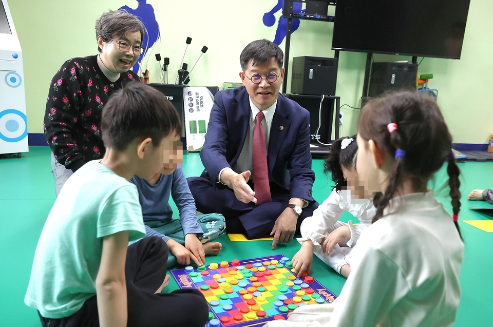 이기일 보건복지부 제1차관이 4일 경기도 안산시 선일초등학교, 안산시립지역아동센터를 방문해 돌봄 현장을 점검하며 아이들과 대화하고 있다.