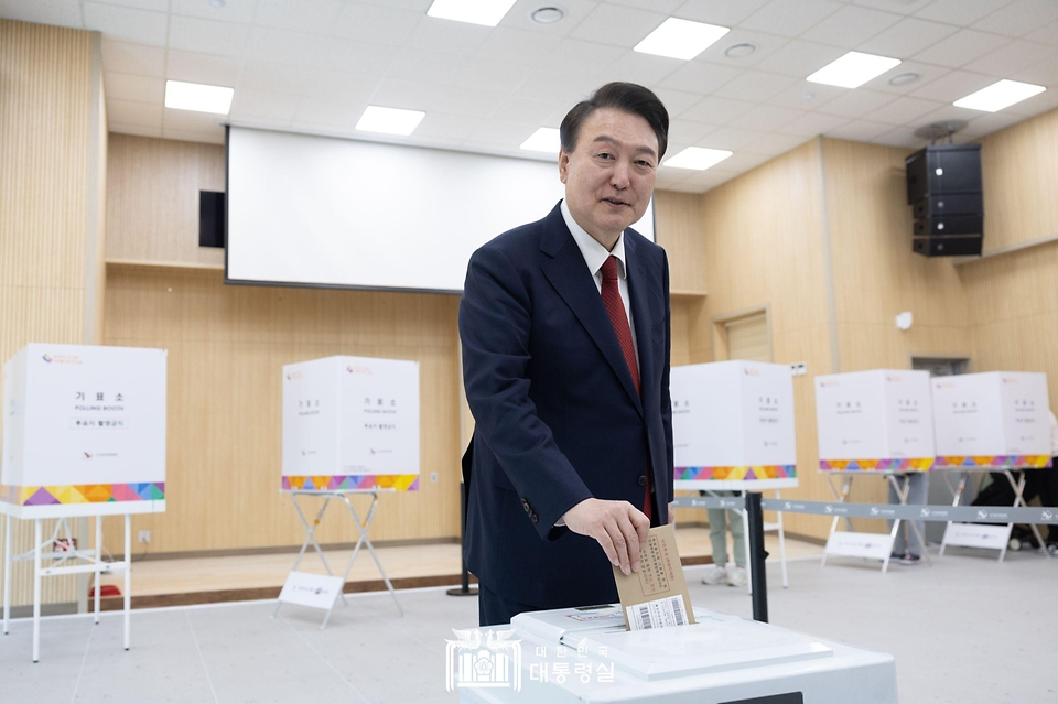 윤석열 대통령이 5일 부산 강서구 명지1동 행정복지센터 사전투표소에서 투표지를 투표함에 넣고 있다. 