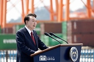 윤석열 대통령이 5일 경남 창원시 진해구 부산항 신항 7부두 개장식에서 기념사를 하고 있다.