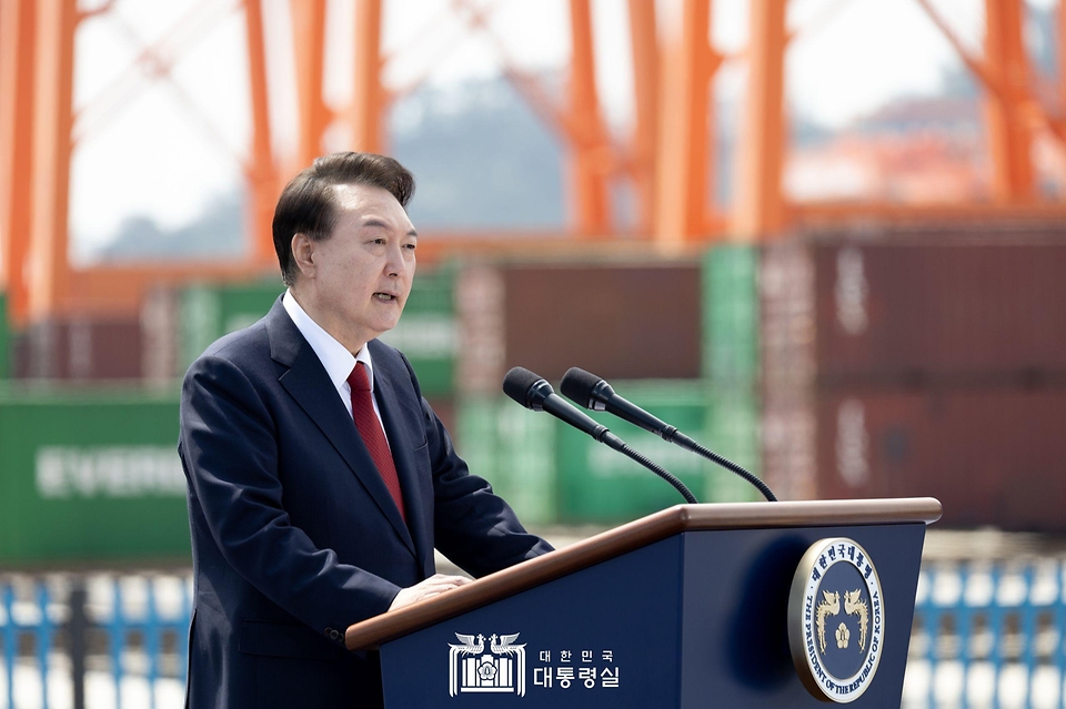 윤석열 대통령이 5일 경남 창원시 진해구 부산항 신항 7부두 개장식에서 기념사를 하고 있다.