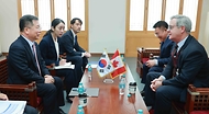 강경성 산업통상자원부 1차관이 5일 서울 종로구 정부서울청사에서 혼 마이클 L.맥도널드(Hon.Michael L.MacDonald) 캐나다 상원의원과 면담하고 있다. 이날 면담에서는 한-캐나다의 산업·에너지·방산 분야 협력 확대 방안 등을 논의했다.