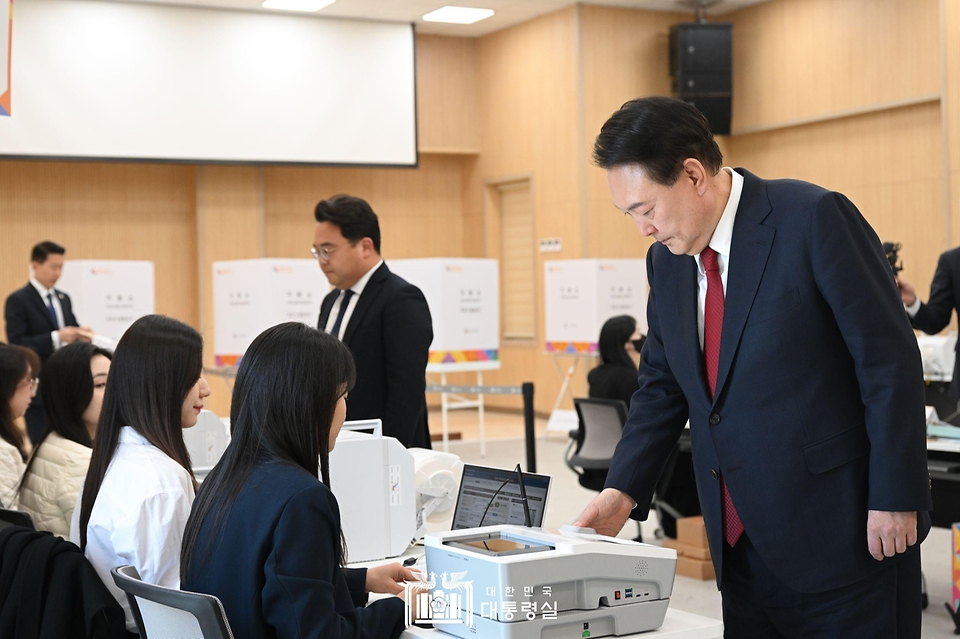 윤석열 대통령이 5일 부산 강서구 명지1동 행정복지센터 사전투표소에서 본인 확인을 위한 지문 인식을 하고 있다. 