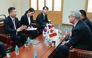 강경성 산업통상자원부 1차관이 5일 서울 종로구 정부서울청사에서 혼 마이클 L.맥도널드(Hon.Michael L.MacDonald) 캐나다 상원의원과 면담하고 있다.