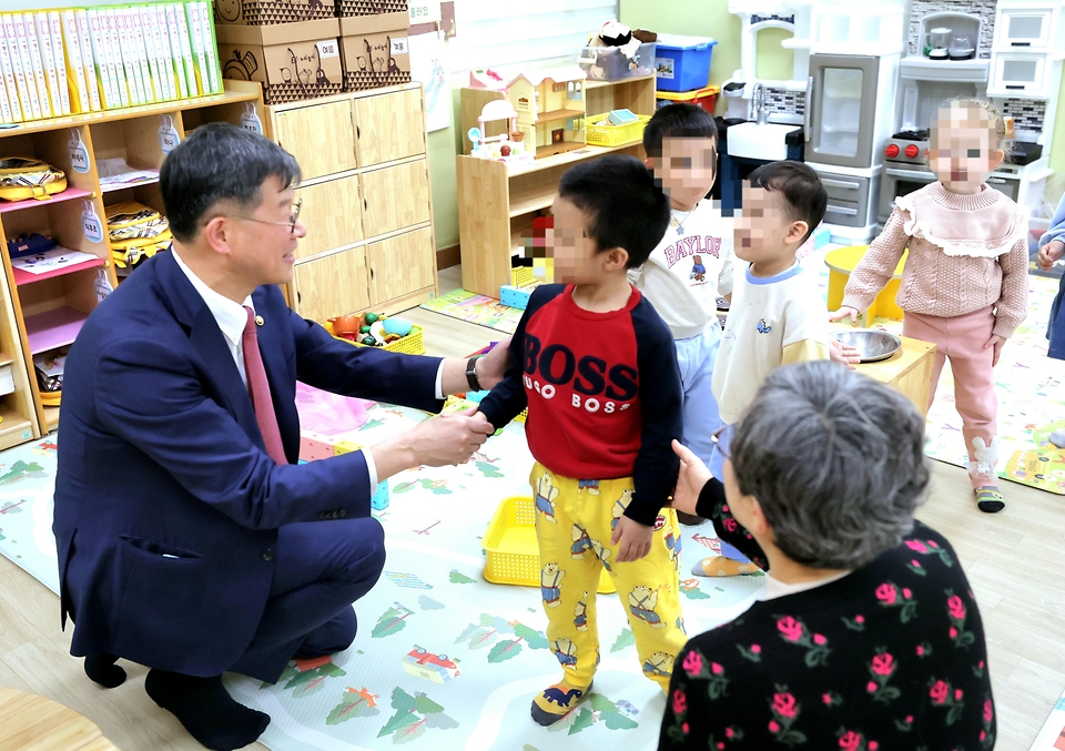 이기일 보건복지부 제1차관이 4일 경기도 안산시 선일초등학교, 안산시립지역아동센터를 방문해 돌봄 현장을 점검하고 있다.