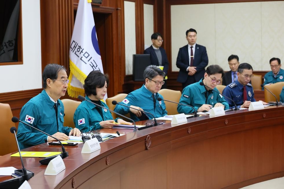 한덕수 국무총리가 5일 서울 종로구 정부서울청사에서 열린 ‘의사 집단행동 대응 중앙재난안전대책본부 회의’에 참석해 정부가 추진중인 의료 개혁에 대한 방향에 대해 설명하고 있다. 