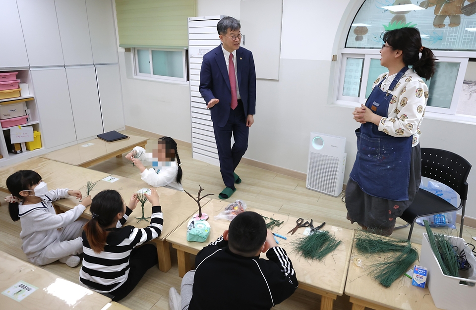 이기일 보건복지부 제1차관이 4일 경기도 안산시 선일초등학교, 안산시립지역아동센터를 방문해 돌봄 현장을 점검하고 있다.