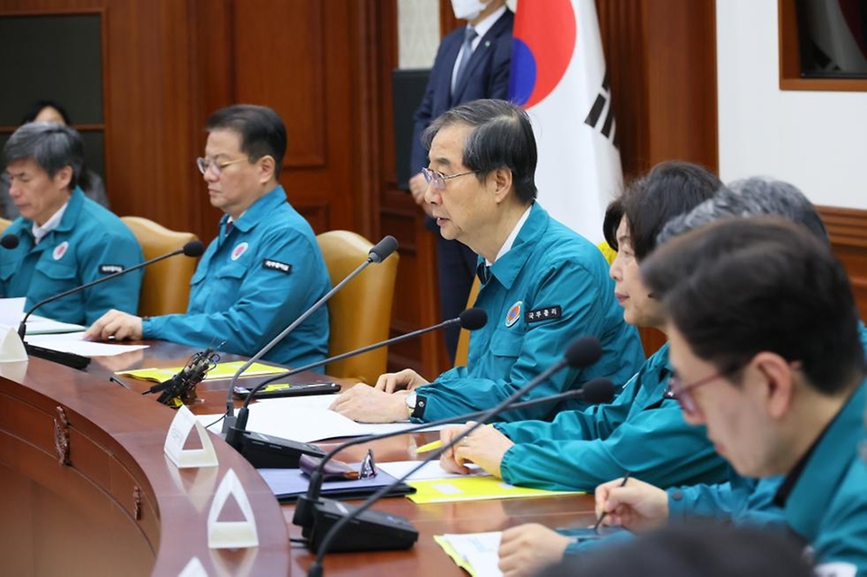 한덕수 국무총리가 5일 서울 종로구 정부서울청사에서 열린 ‘의사 집단행동 대응 중앙재난안전대책본부 회의’에 참석해 정부가 추진중인 의료 개혁에 대한 방향에 대해 설명하고 있다. 