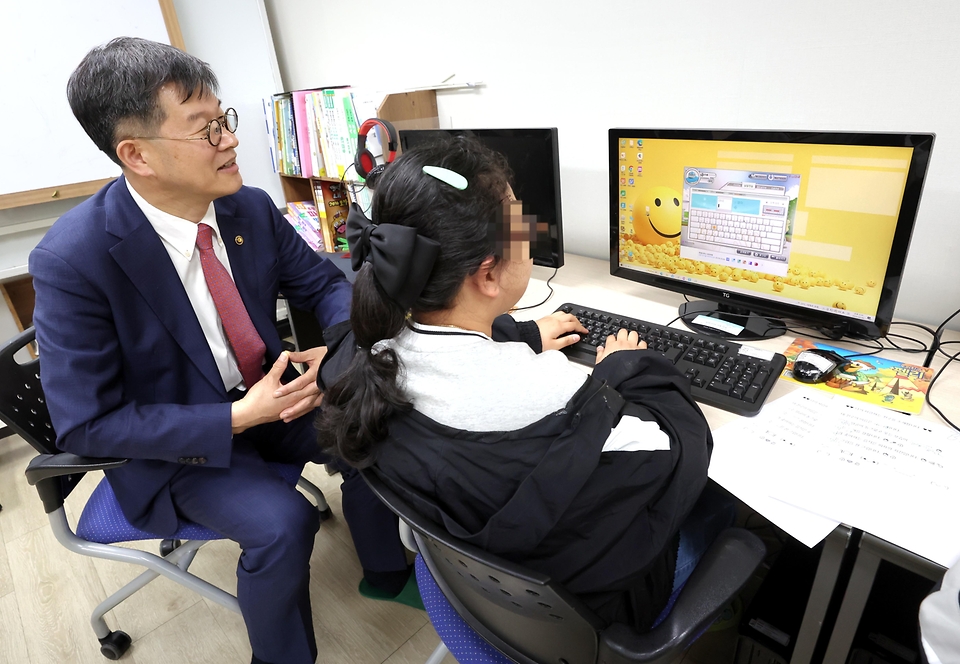 이기일 보건복지부 제1차관이 4일 경기도 안산시 선일초등학교, 안산시립지역아동센터를 방문해 돌봄 현장을 점검하고 있다.