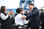 윤석열 대통령이 5일 경남 창원시 진해구 부산항 신항 7부두 개장식에서 한 어린이를 격려해 주고 있다.