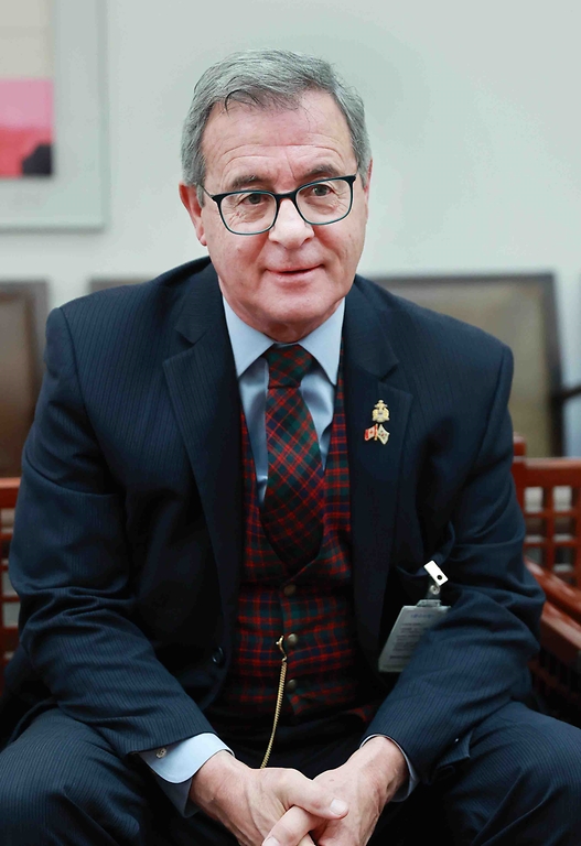 혼 마이클 L.맥도널드(Hon.Michael L.MacDonald) 캐나다 상원이 5일 서울 종로구 정부서울청사에서 강경성 산업통상자원부 1차관과 면담하고 있다.