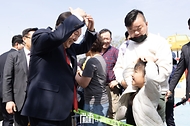 윤석열 대통령이 5일 부산 강서구 명지근린공원에서 열린 ‘제79회 식목일 기념행사’에서 어린이와 인사하고 있다.