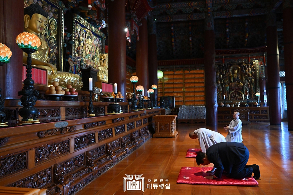 윤석열 대통령이 5일 부산시 부산진구 삼광사를 찾아 대웅전에서 참배하고 있다. 