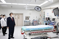 윤석열 대통령이 5일 부산시 서구 부산대병원 권역외상센터를 찾아 시설을 둘러보고 있다. 