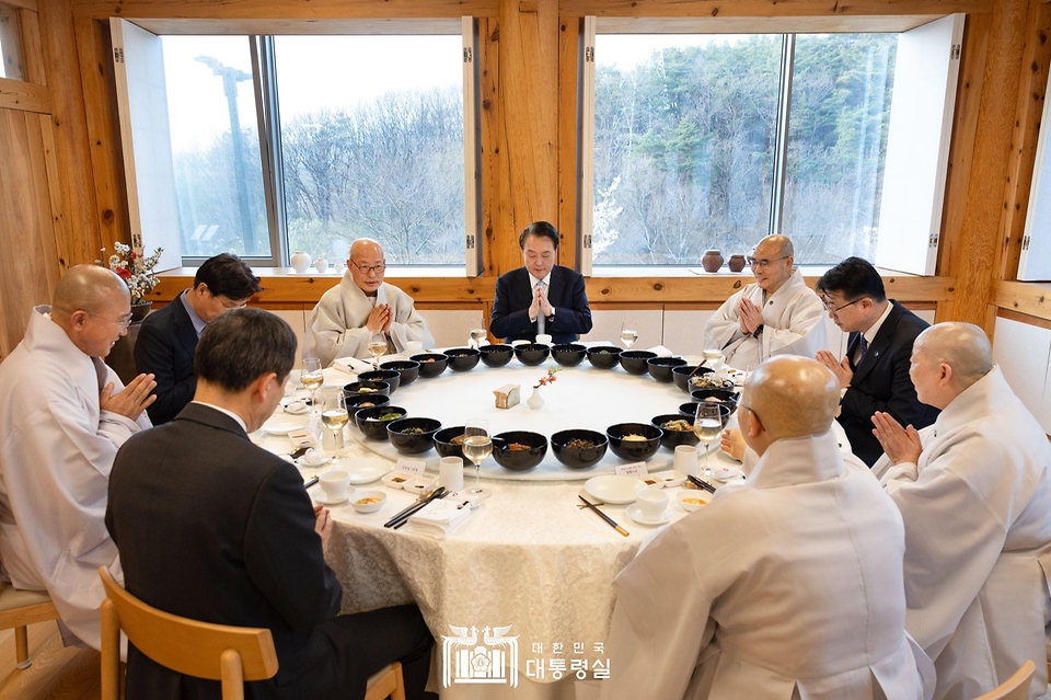 윤석열 대통령이 7일 서울 은평구 진관사 한문화체험관에서 조계종 총무원장 진우스님 등 조계종 주요 인사들과 만찬을 하고 있다. 