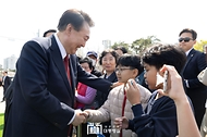 윤석열 대통령이 5일 부산 강서구 명지근린공원에서 열린 ‘제79회 식목일 기념행사’에서 어린이들과 인사하고 있다.