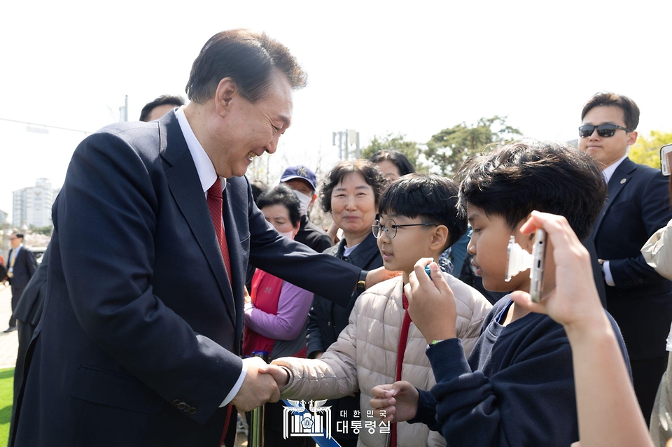 윤석열 대통령이 5일 부산 강서구 명지근린공원에서 열린 ‘제79회 식목일 기념행사’에서 어린이들과 인사하고 있다.