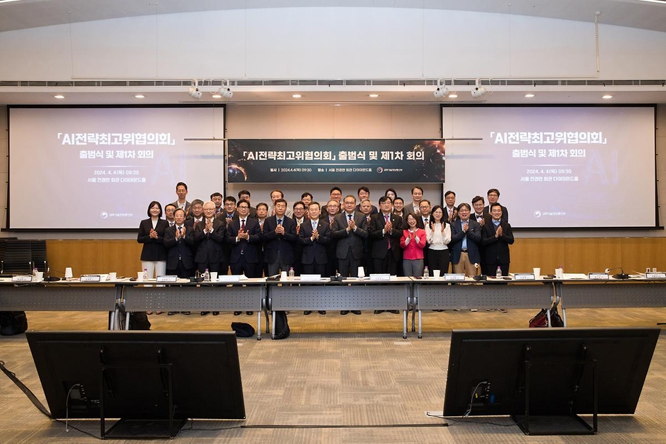 이종호 과학기술정보통신부 장관이 4일 서울 영등포구 전경련회관 컨퍼런스센터에서 열린 ‘AI전략최고위협의회 출범식’에서 박상욱 과학기술수석(앞줄 왼쪽 일곱 번째), 최수연 네이버 대표(앞줄 왼쪽 첫 번째), 정신아 카카오 대표(뒷줄 오른쪽 네 번째), 유영상 SK텔레콤 대표(가운뎃줄 왼쪽 첫 번째), 김영섭 KT 대표(가운뎃줄 왼쪽 여섯 번째) 등 참석자들과 기념 촬영을 하고 있다. 