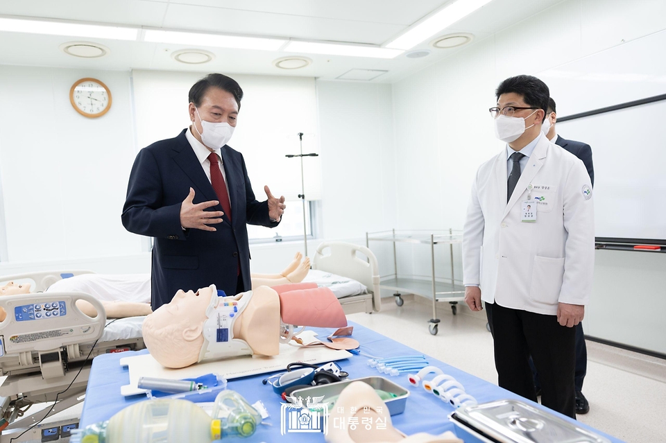 윤석열 대통령이 5일 부산시 서구 부산대병원 권역외상센터를 찾아 시뮬레이션센터 시설을 점검하고 있다. 