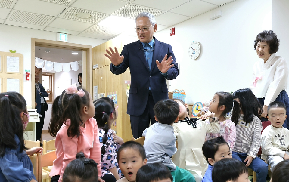 유인촌 문화체육관광부 장관이 8일 ‘이야기할머니’ 활동 모습을 살펴보기 위해 서울 강동구 구립 다온어린이집을 방문해 아이들과 인사를 나누고 있다.
