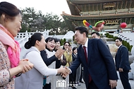 윤석열 대통령이 5일 부산시 부산진구 삼광사를 찾아 대조사전에서 환영 나온 신도들과 인사하고 있다. 