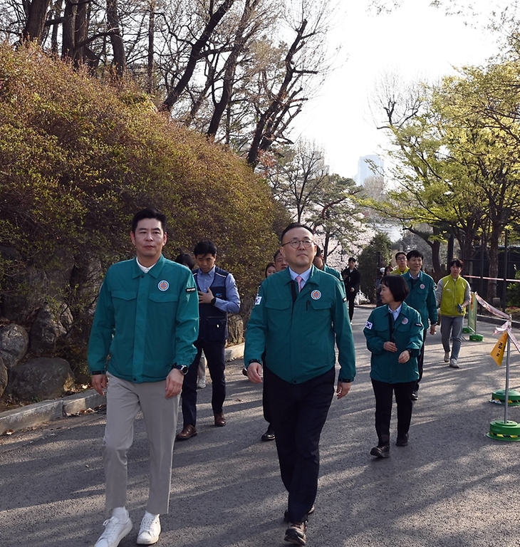 이한경 행정안전부 재난안전관리본부장이 5일 서울 광진구 어린이대공원을 방문해 어린이공원 동물 탈출 방지 대책 시설을 점검하고 있다.