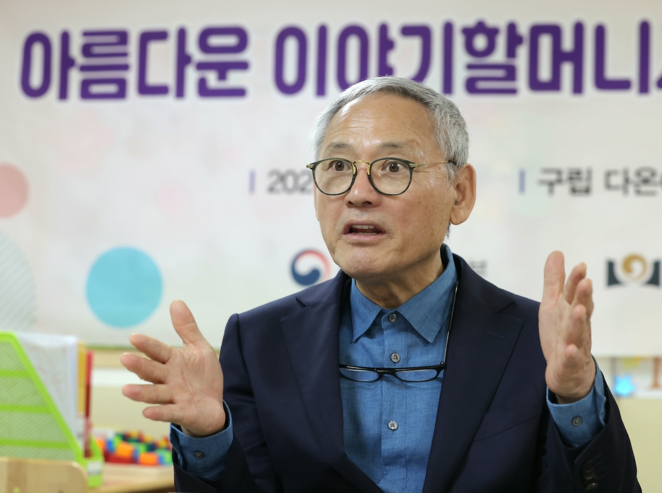 유인촌 문화체육관광부 장관이 8일 ‘이야기할머니’ 활동 모습을 살펴보기 위해 서울 강동구 구립 다온어린이집을 방문해 이야기할머니를 비롯한 관계자와 간담회를 갖고 현장 목소리를 듣고 있다.