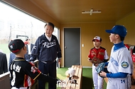 윤석열 대통령이 6일 서울 용산어린이정원 스포츠필드에서 열린 리틀야구 시합을 참관하기 앞서 리틀야구 선수들과 대화하고 있다. 