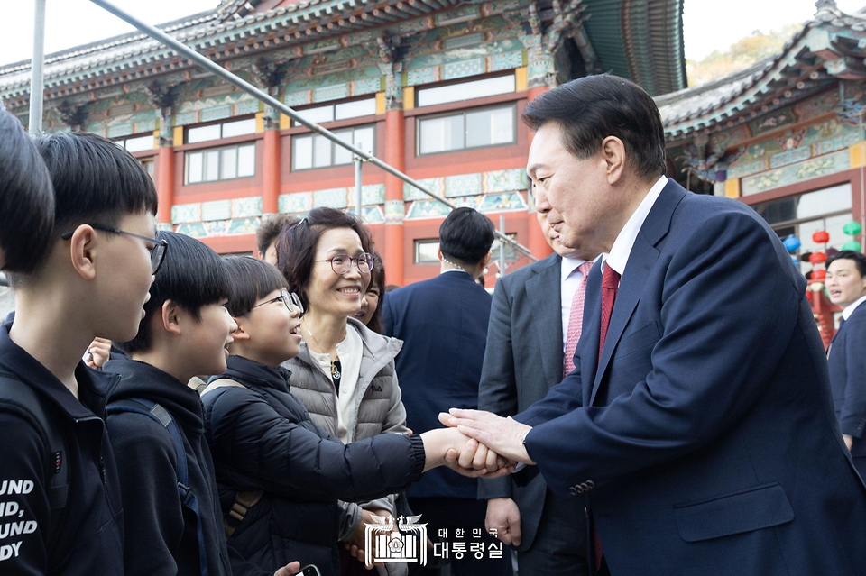 윤석열 대통령이 5일 부산시 부산진구 삼광사를 찾아 초등학생들과 인사하고 있다. 