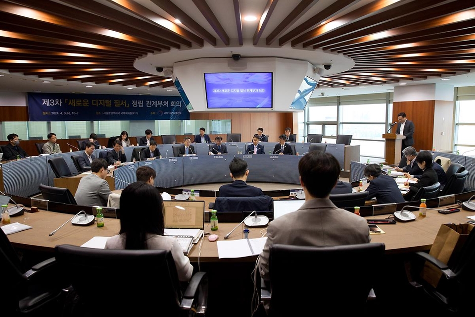 이종호 과학기술정보통신부 장관이 3일 서울 중구 서울중앙우체국 스카이홀에서 열린 ‘제3차 새로운 디지털 질서 정립 관계부처 회의’에 참석해 인사말을 하고 있다. 