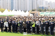윤석열 대통령이 5일 부산 강서구 명지근린공원에서 열린 ‘제79회 식목일 기념행사’에서 국기에 경례를 하고 있다.