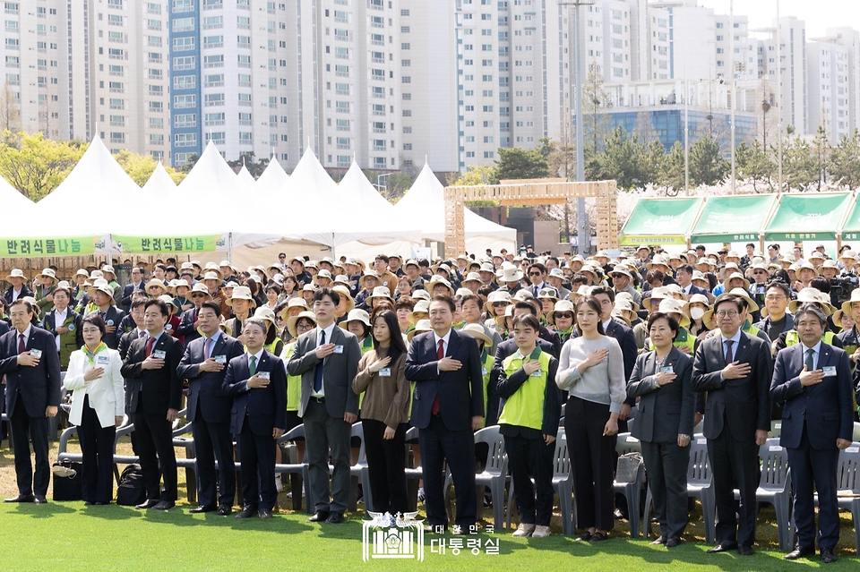 윤석열 대통령이 5일 부산 강서구 명지근린공원에서 열린 ‘제79회 식목일 기념행사’에서 국기에 경례를 하고 있다.