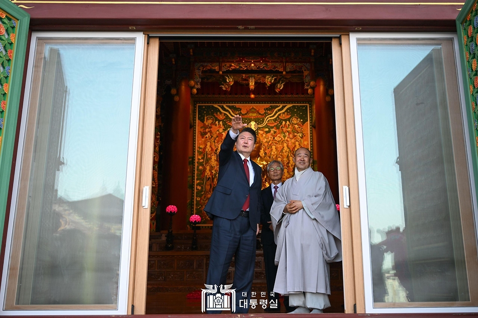 윤석열 대통령이 5일 부산시 부산진구 삼광사를 찾아 대조사전에서 참배한 뒤 영제스님과 이야기를 나누고 있다. 