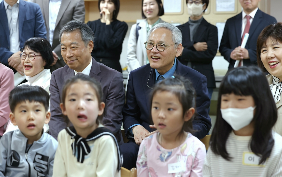 유인촌 문화체육관광부 장관이 8일 서울 강동구 구립 다온어린이집을 방문해 ‘이야기할머니’ 활동 모습을 참관하고 있다.