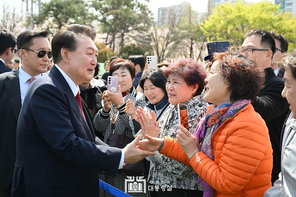 윤석열 대통령이 5일 부산 강서구 명지근린공원에서 열린 ‘제79회 식목일 기념행사’에서 시민들과 인사하고 있다.