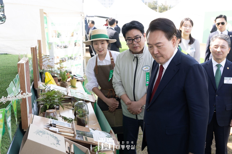 윤석열 대통령이 5일 부산 강서구 명지근린공원에서 열린 ‘제79회 식목일 기념행사’에서 전시 부스를 둘러보고 있다.