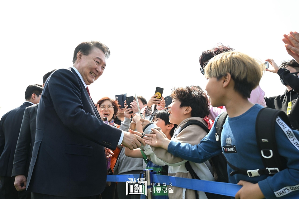 윤석열 대통령이 5일 부산 강서구 명지근린공원에서 열린 ‘제79회 식목일 기념행사’에서 어린이들과 인사하고 있다.