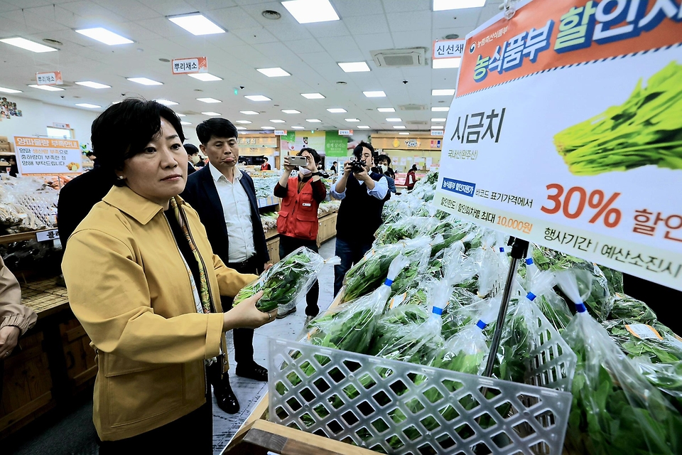 송미령 농림축산식품부 장관이 7일 전북 전주시에 위치한 완주로컬푸드직매장 효자점을 방문해 농축산물 수급 동향 및 농축산물 할인지원 사업 추진 현황을 점검하고 있다.