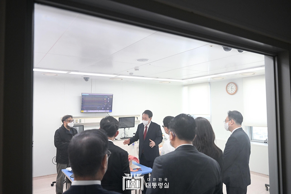 윤석열 대통령이 5일 부산시 서구 부산대병원 권역외상센터를 찾아 시뮬레이션센터 시설을 점검하고 있다. 