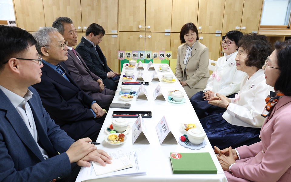 유인촌 문화체육관광부 장관이 8일 ‘이야기할머니’ 활동 모습을 살펴보기 위해 서울 강동구 구립 다온어린이집을 방문해 이야기할머니를 비롯한 관계자와 간담회를 갖고 현장 목소리를 듣고 있다.