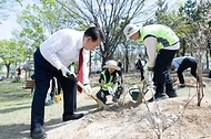 윤석열 대통령이 5일 부산 강서구 명지근린공원에서 열린 ‘제79회 식목일 기념행사’에서 어린이와 함께 미선나무 묘목을 심고 있다.
