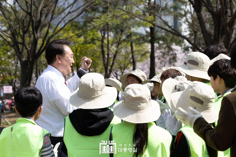 윤석열 대통령이 5일 부산 강서구 명지근린공원에서 열린 ‘제79회 식목일 기념행사’에서 나무를 함께 심은 어린이들에게 격려의 말을 하고 있다.