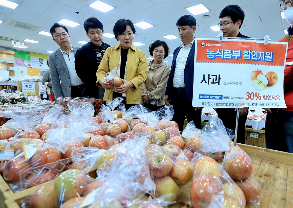 송미령 농림축산식품부 장관이 7일 전북 전주시에 위치한 완주로컬푸드직매장 효자점을 방문해 농축산물 수급 동향 및 농축산물 할인지원 사업 추진 현황을 점검하고 있다.