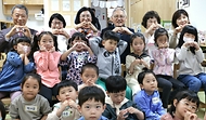 유인촌 문화체육관광부 장관이 8일 ‘이야기할머니’ 활동 모습을 살펴보기 위해 서울 강동구 구립 다온어린이집을 방문해 아이들과 기념촬영을 하고 있다.