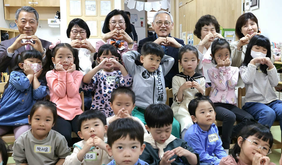 유인촌 문화체육관광부 장관이 8일 ‘이야기할머니’ 활동 모습을 살펴보기 위해 서울 강동구 구립 다온어린이집을 방문해 아이들과 기념촬영을 하고 있다.