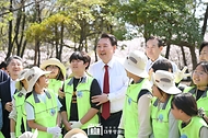 윤석열 대통령이 5일 부산 강서구 명지근린공원에서 열린 ‘제79회 식목일 기념행사’에서 나무를 함께 심은 어린이들과 기념 촬영을 하고 있다.