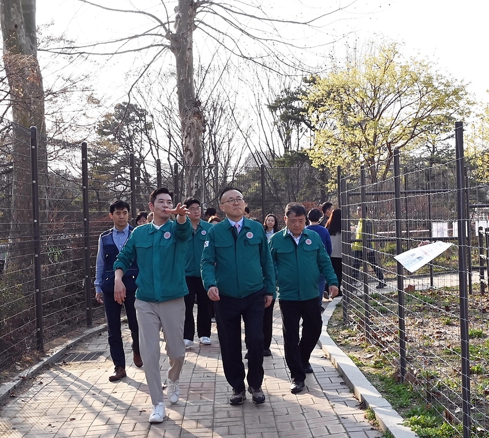 이한경 행정안전부 재난안전관리본부장이 5일 서울 광진구 어린이대공원을 방문해 어린이공원 동물 탈출 방지 대책 시설을 점검하고 있다.