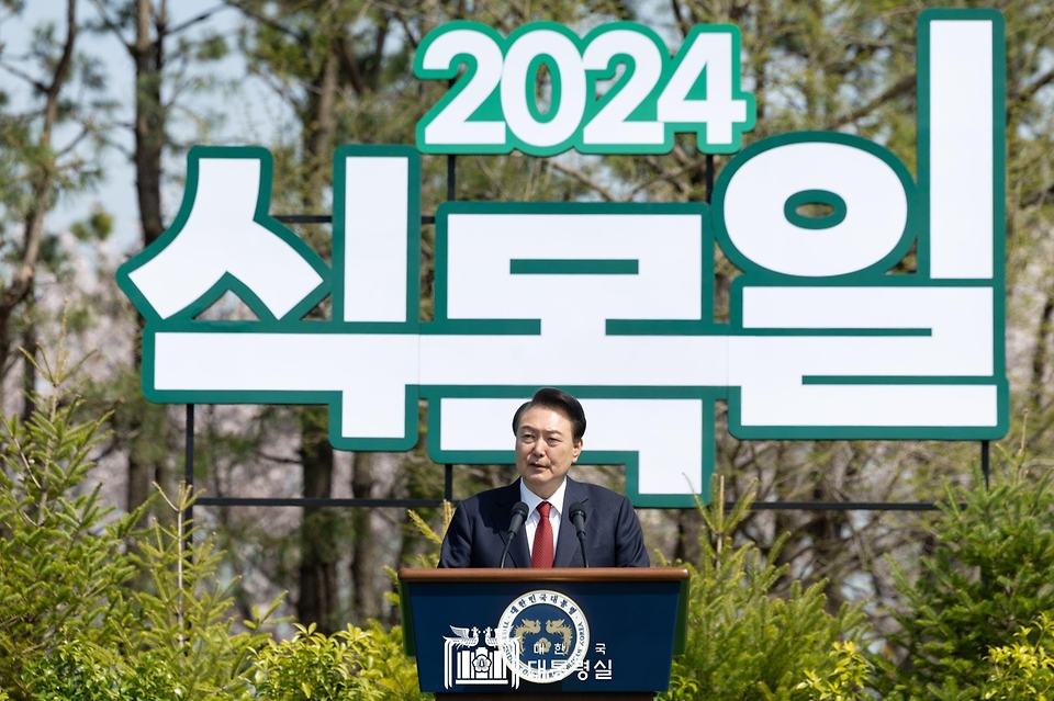 윤석열 대통령이 5일 부산 강서구 명지근린공원에서 열린 ‘제79회 식목일 기념행사’에서 기념사를 하고 있다.