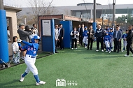 윤석열 대통령이 6일 서울 용산어린이정원 스포츠필드에서 열린 리틀야구 시합을 참관하고 있다.